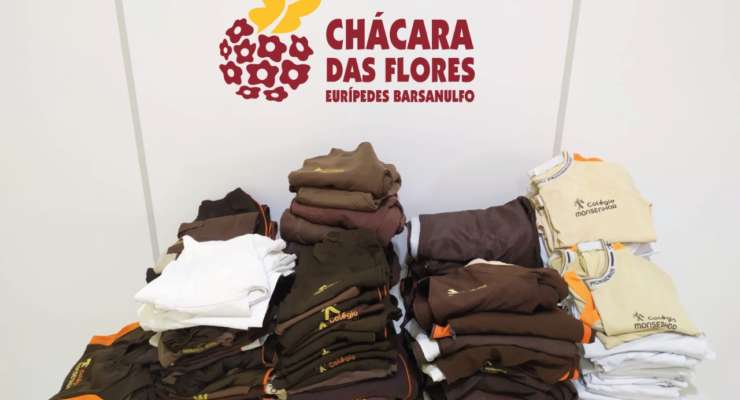 Doações de uniformes à Chácara das Flores