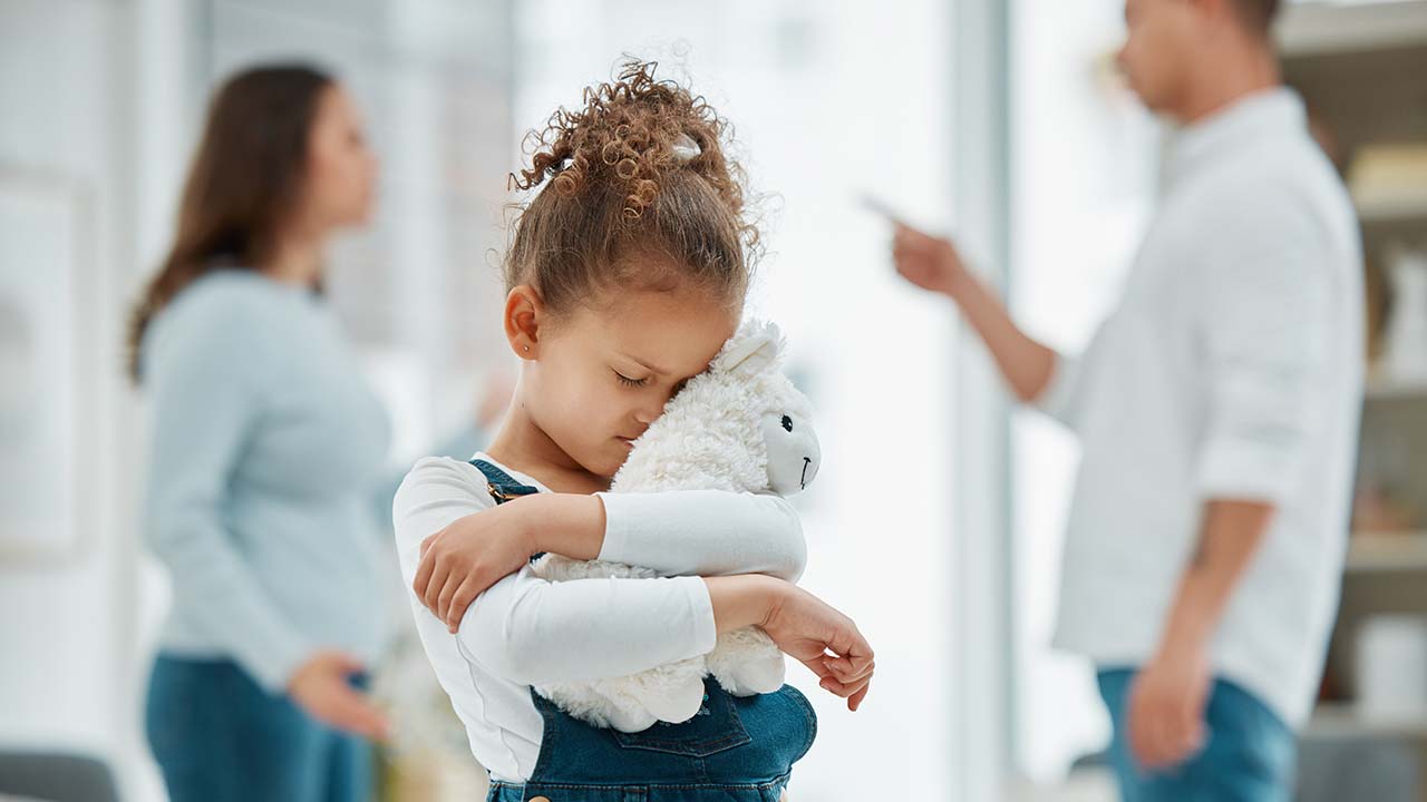 Como a separação de pais e a alienação parental afetam a saúde mental infantil?