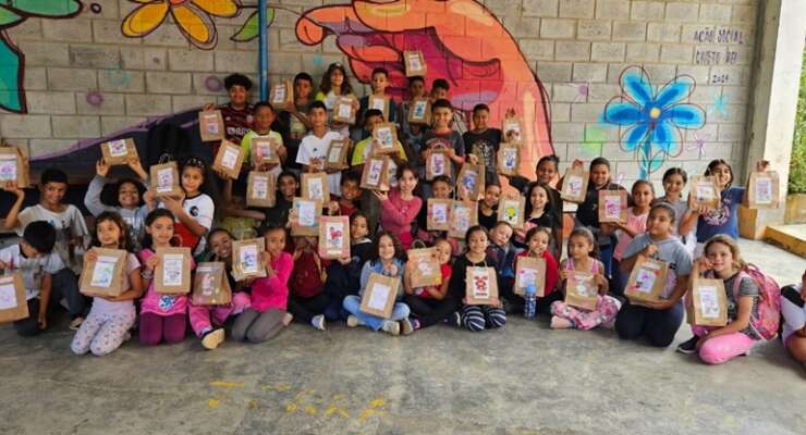 Entrega de chocolates nas Ongs 2025